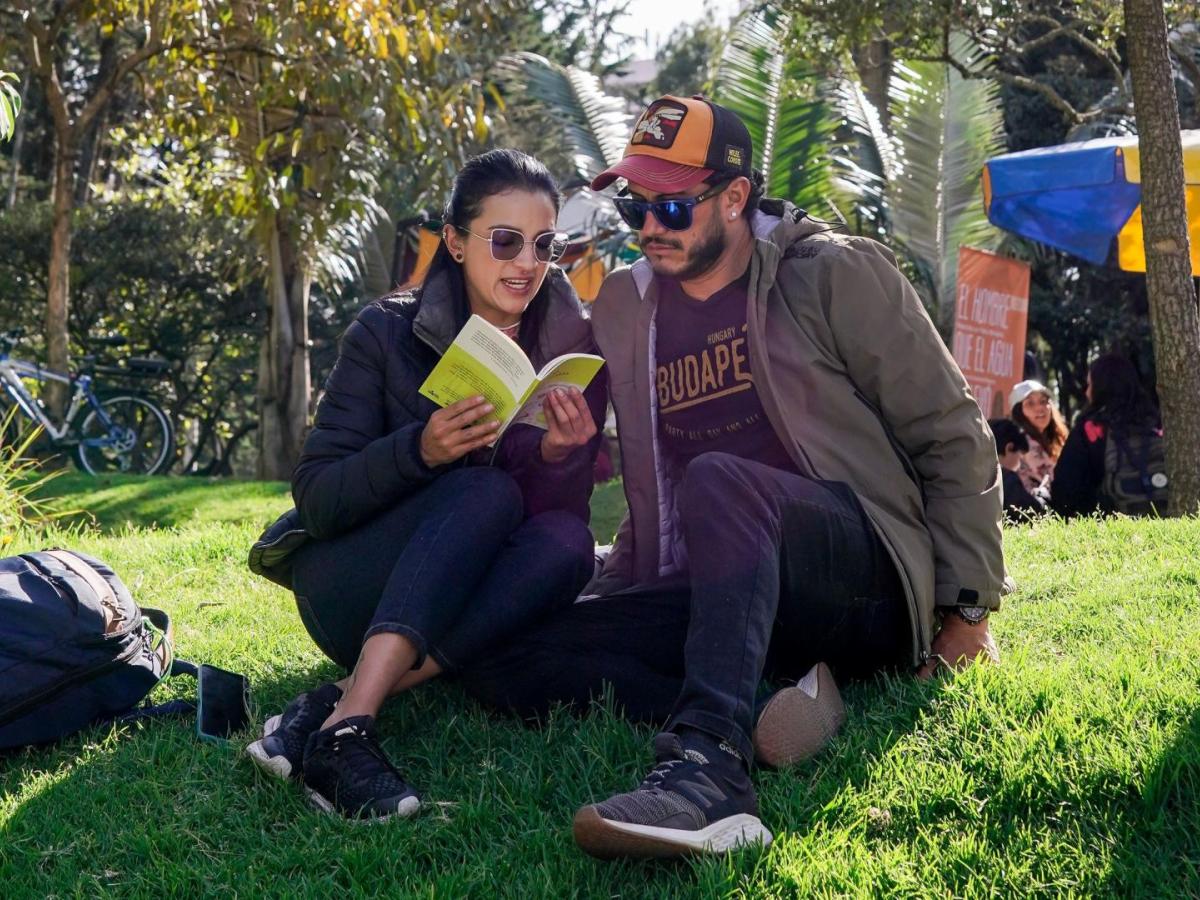 Planes en Bogotá Amor y Amistad: Lectura Bajo los Árboles