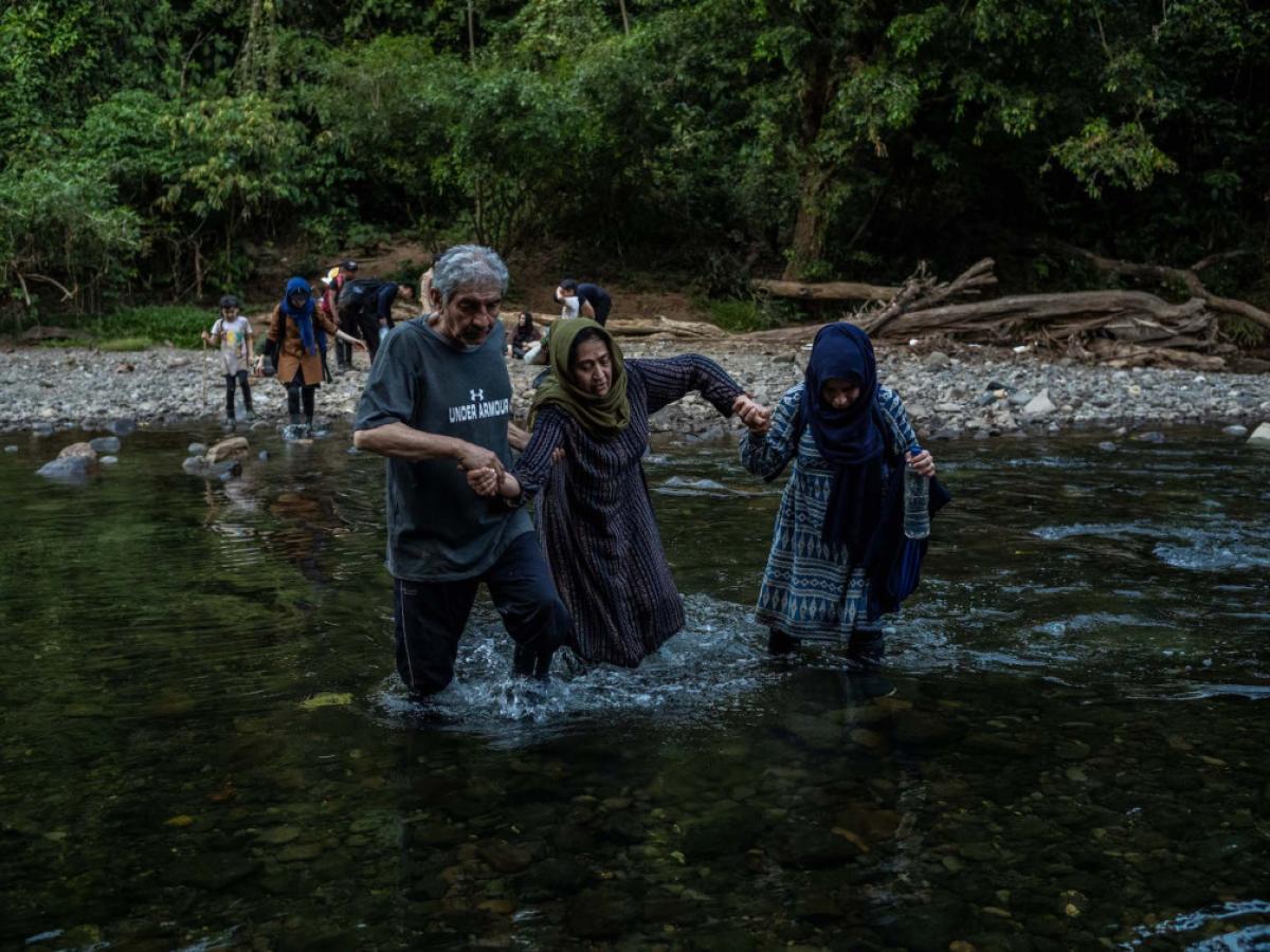Fotoperiodista colombiano expone la travesía de migrantes en selva del Darién