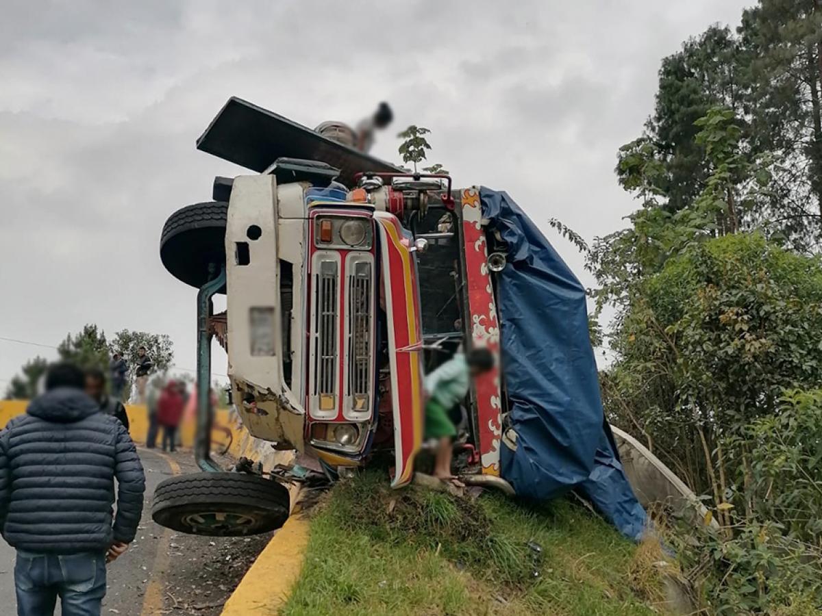 Bus con miembros de la minga indígena se accidentó en la vía a la Línea 