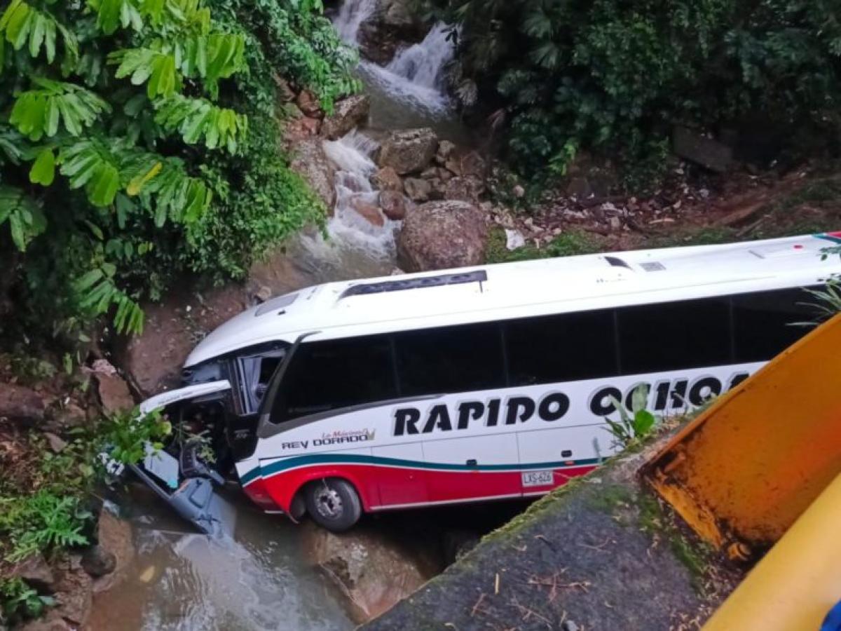 Accidente de bus vía Bogotá-Medellín