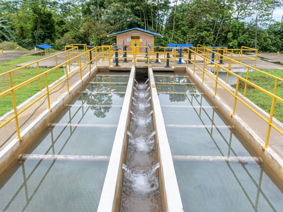 Mientras algunos sectores hablan de mejoras en la frecuencia del servicio, personas de otros barrios aseguran que el agua llega pocas veces al mes y con baja presión.