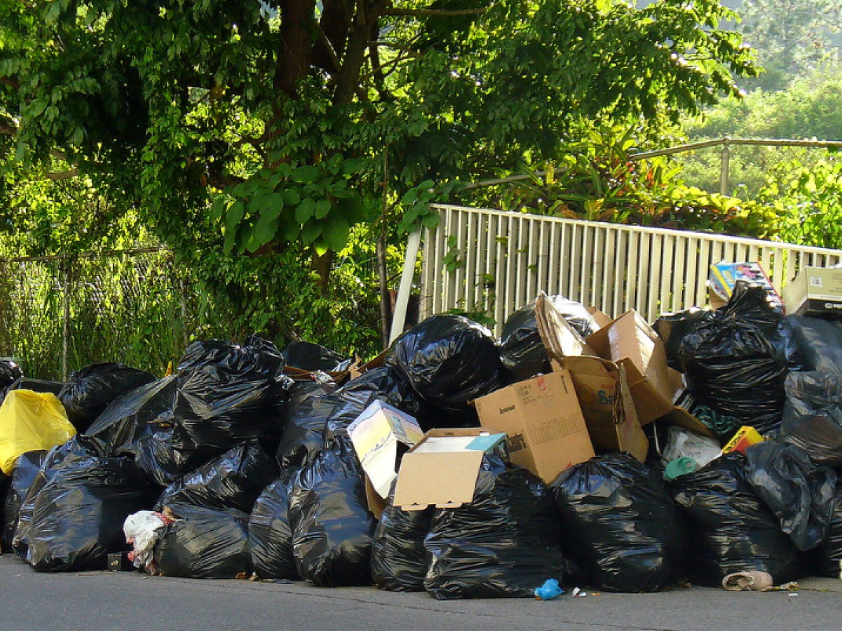 bolsas de basura apiladas