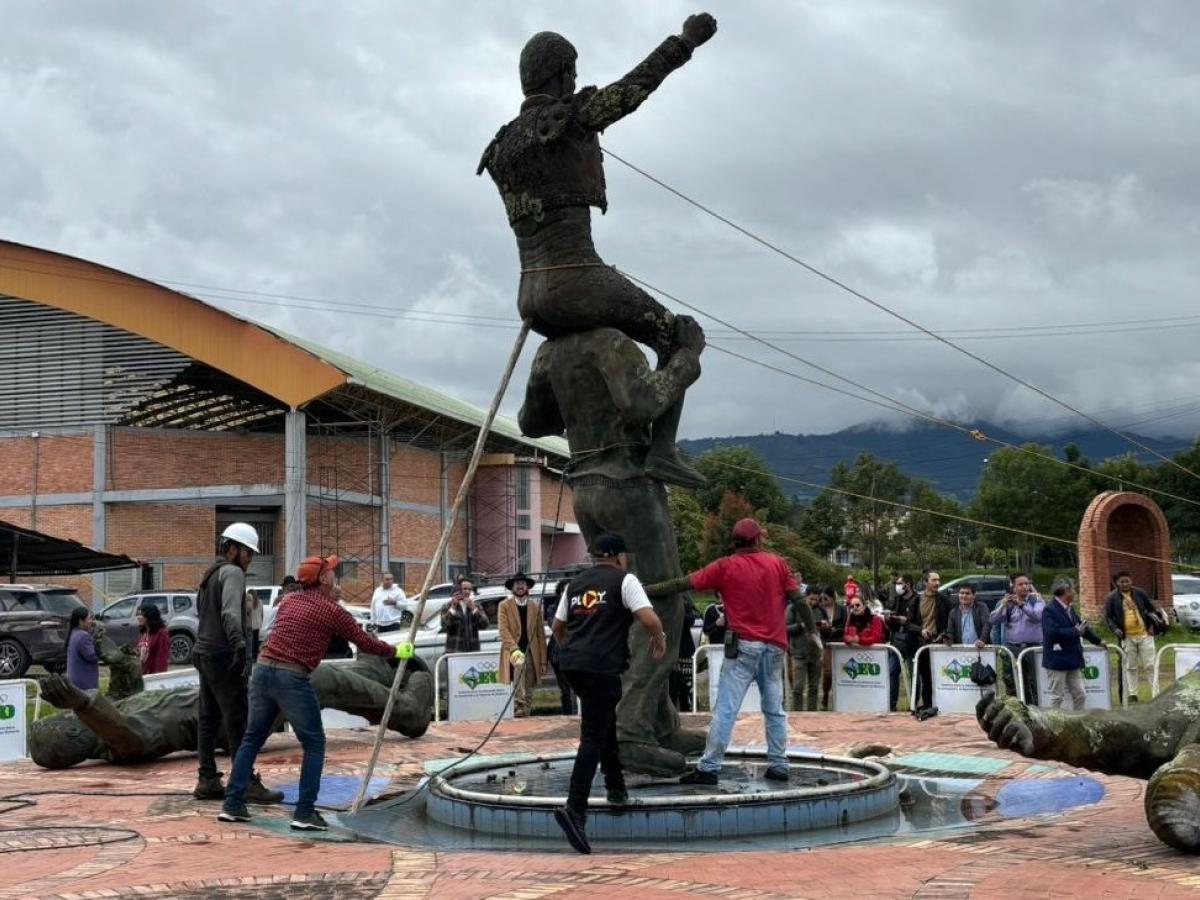 César Rincón retiran su estatua en Duitama