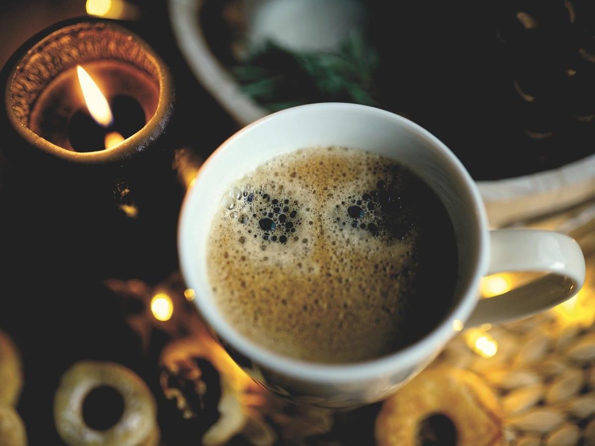 Tomar café reduciría síntomas del alzhéimer