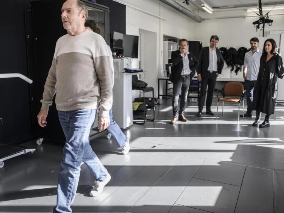 Un implante en la espina dorsal permite a enfermo de Parkinson caminar casi normalmente