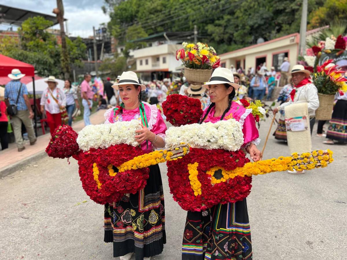 Descubre la magia floral en Vélez: LX desfile de las flores 2023