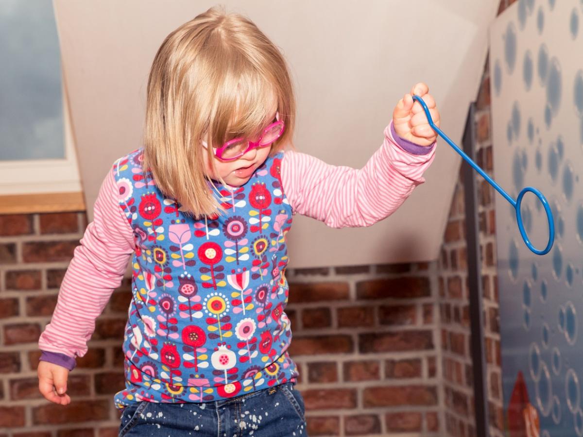 ¿Cuándo la EPS debe cubrir gastos de transporte a niños en condición de discapacidad?