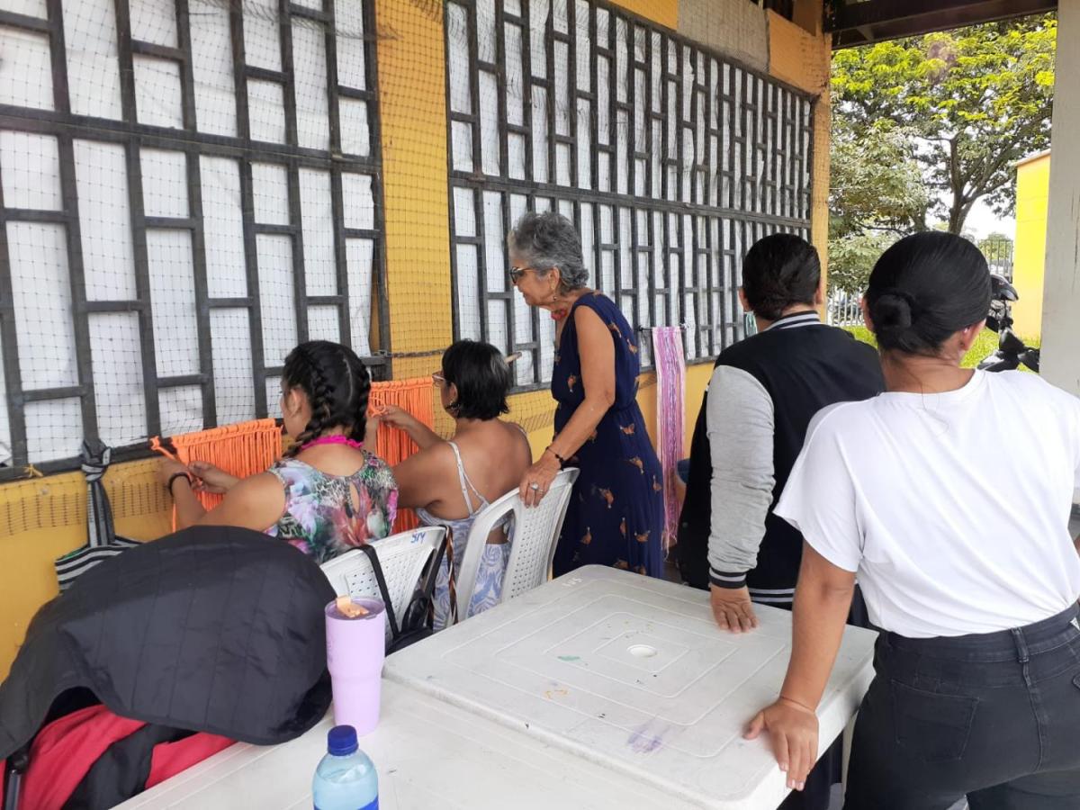 Meta: Mujeres elaboran manualidades artesanales con productos reciclables