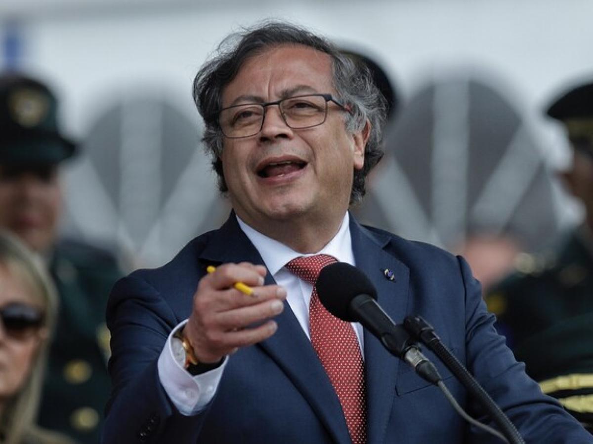 Gustavo Petro denuncia relación entre paramilitares y altos mandos en desfalco a CREMIL