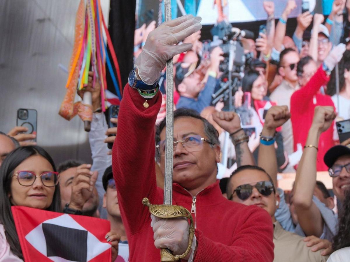 Presidente Gustavo Petro alzó la espada de Bolívar durante su discurso