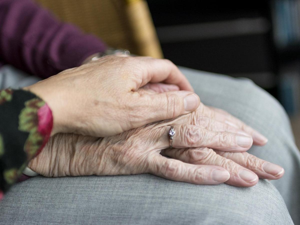Tratamiento ayuda a controlar los síntomas del Parkinson