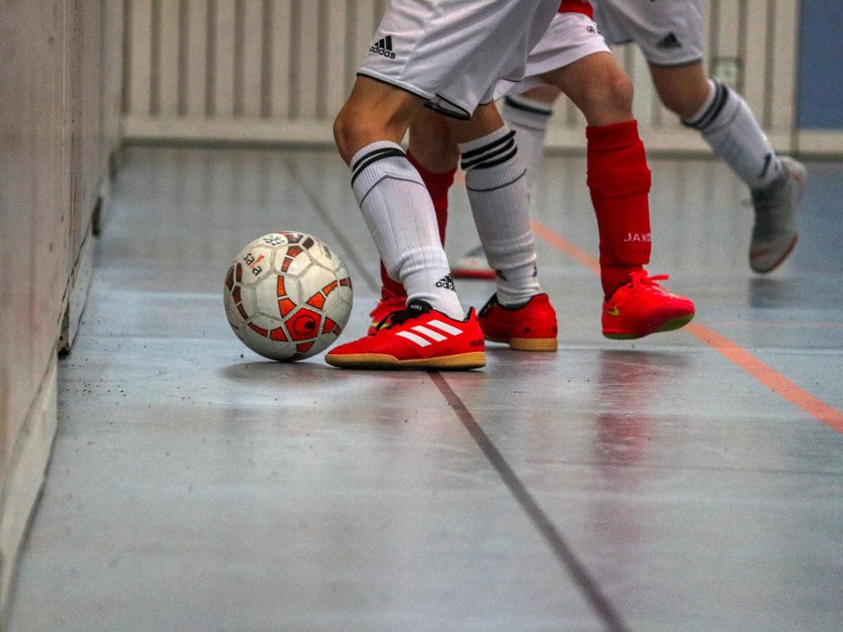 Reglas no escritas del fútbol en banquitas: tradición y diversión