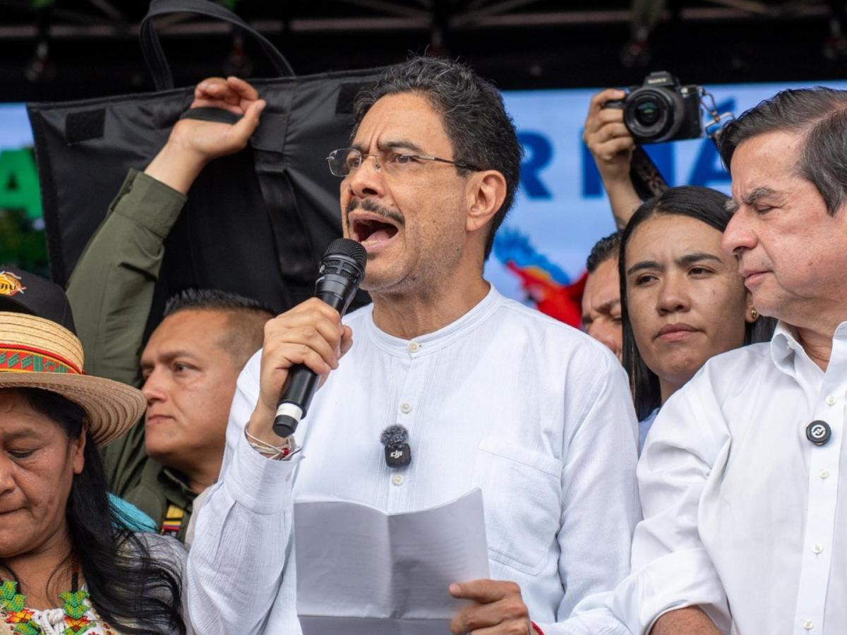 Iván Cepeda reúne firmas en Medellín para Asamblea Constituyente