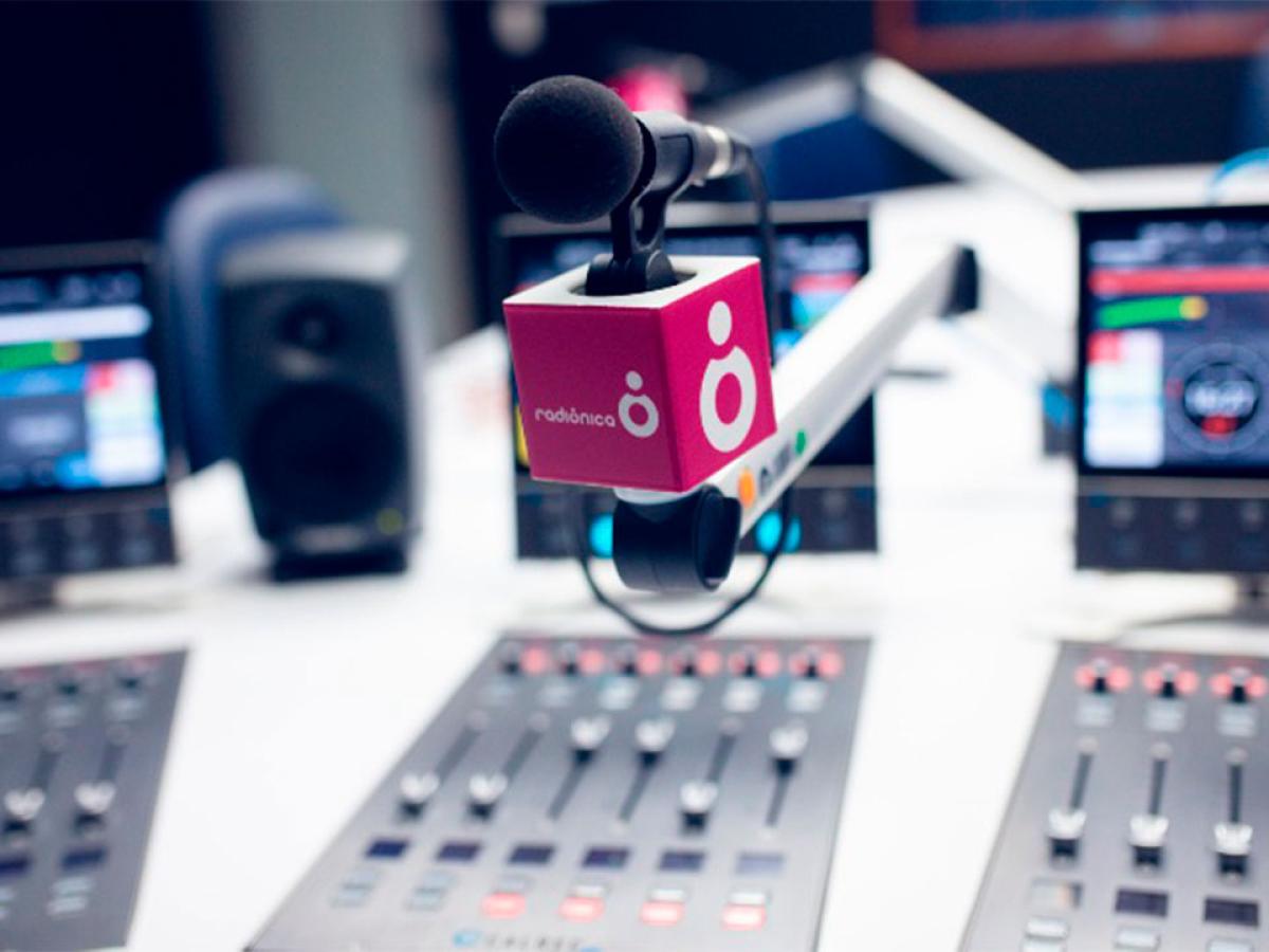 Radiónica, la emisora juvenil de RTVC, cumple 18 años de historia