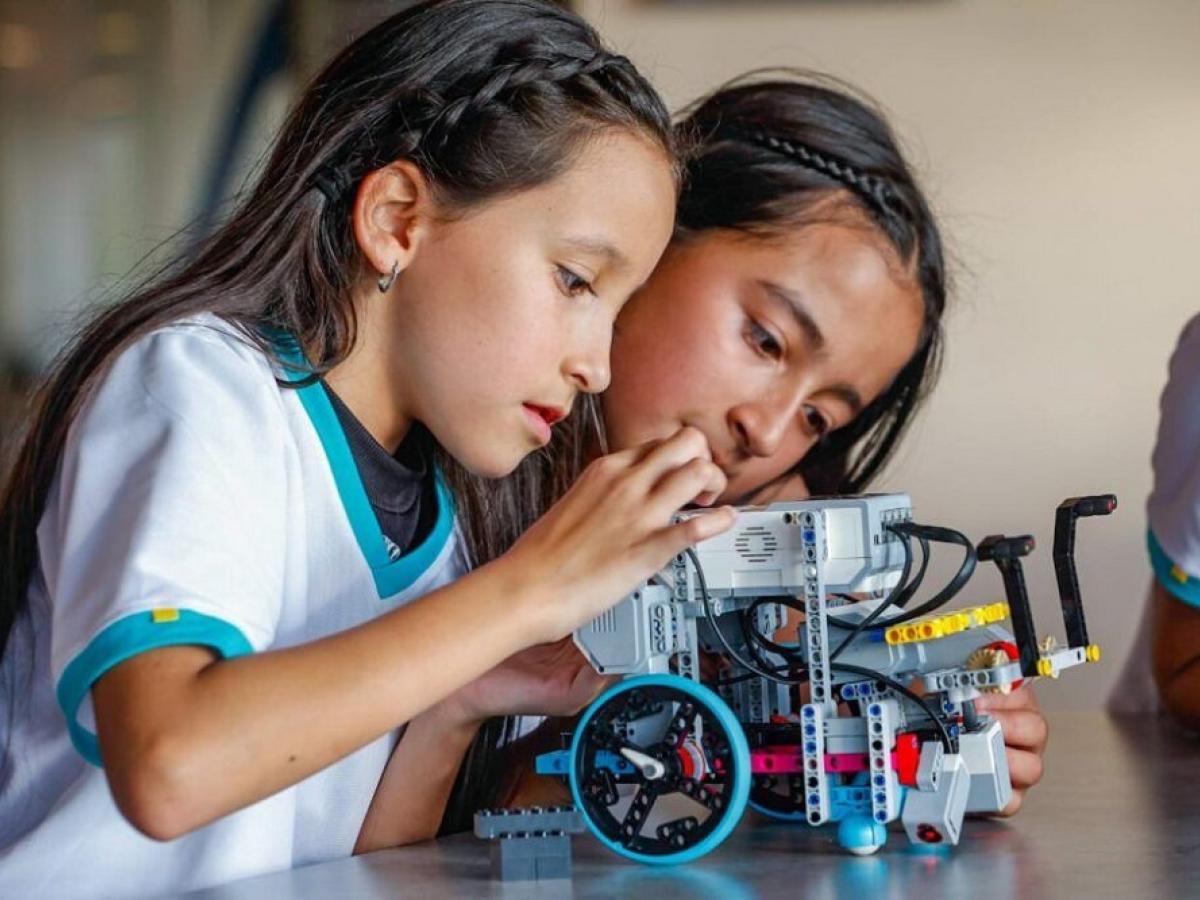 Niños y jóvenes colombianos representarán al país en la Olimpiada Mundial de Robótica