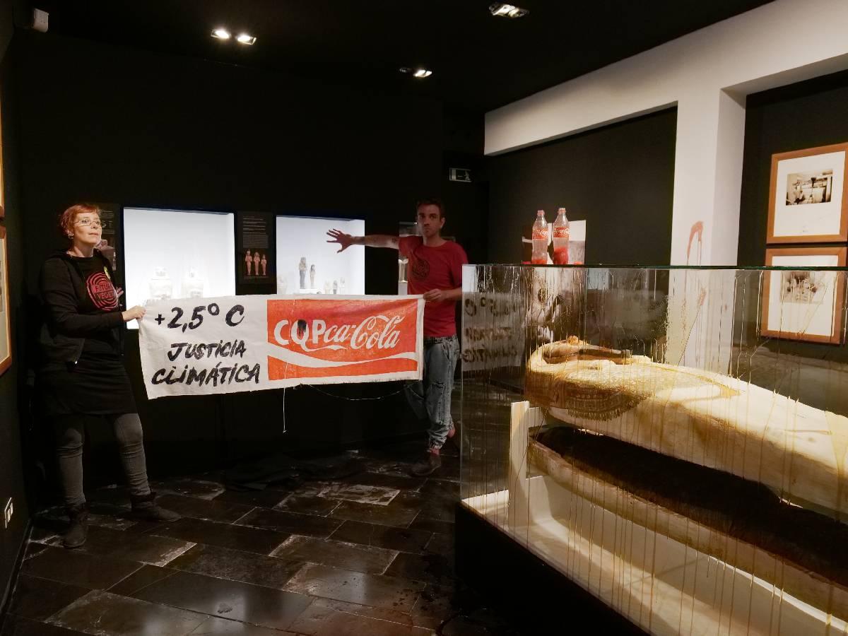 Museo egipcio de Barcelona: Activistas del clima manchan una vitrina