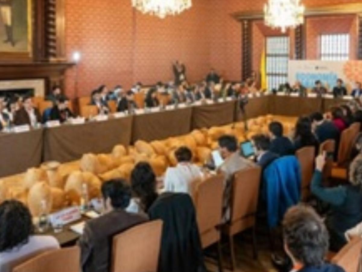 Bogotá lidera debate global sobre crisis del neoliberalismo