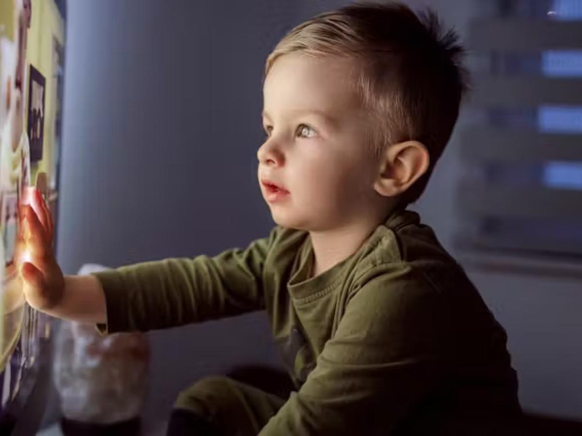 Efectos de las pantallas en niños pequeños: la importancia de lo que ven y cómo lo ven