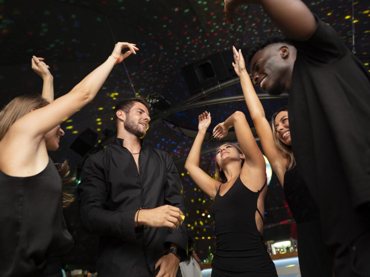 Concejales de Bogotá cuestionan decreto que limita horarios de rumba