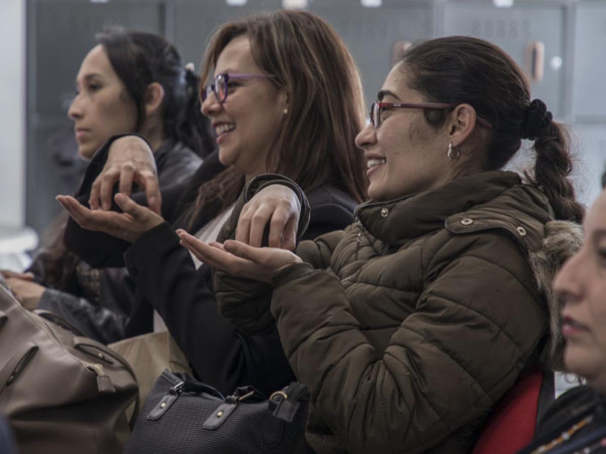 <p>Como apuesta por la inclusión de las personas en situación de discapacidad auditiva y visual, las bibliotecas de la Red de Bogotá impartirán en marzo y abril, cursos de lengua de señas colombiana.</p><p>En el programa La Señal de la Mañana conversamos con Rosa Elena Gómez, coordinadora de estos cursos en BibloRed.</p><p>“En BibloRed estamos interesados, hace mucho tiempo, en hacer de la inclusión social una realidad en Bogotá. Por eso estamos ofreciendo los cursos de lengua de señas, brindándole a los bo