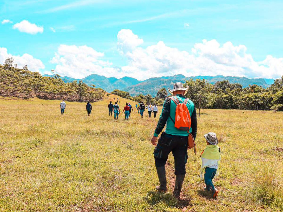 Entrega de tierras: firmantes paz campesinos indígenas