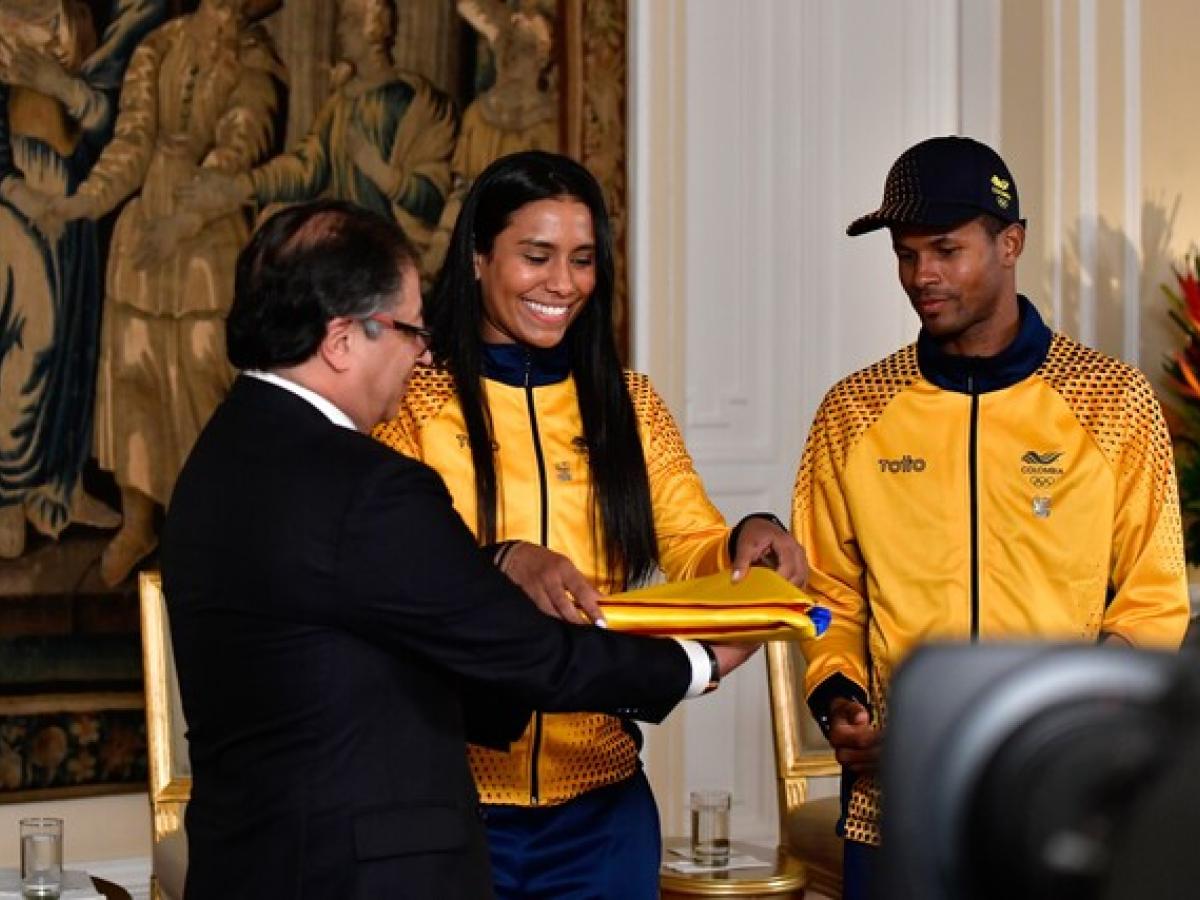 Presidente Petro entrega el Pabellón Nacional a atletas colombianos en los Juegos Centroamericanos y del Caribe 2023