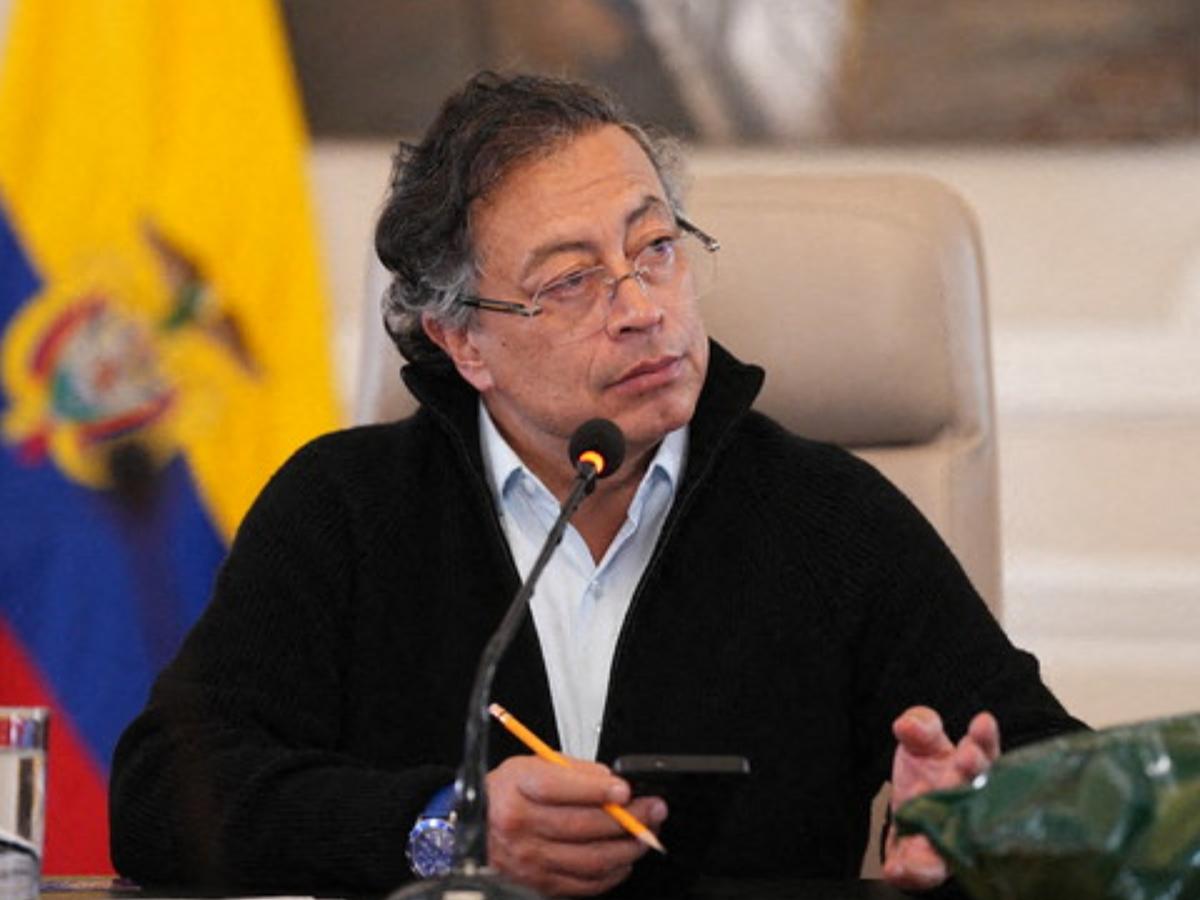Petro defiende salario mínimo y aumento de la UPC 