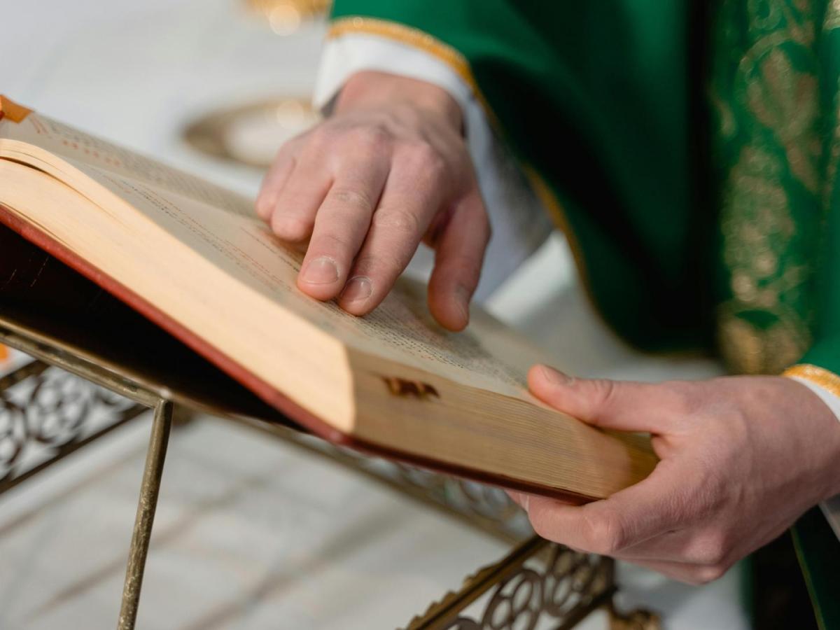 Iglesia católica deberá revelar archivos de pederastia en Colombia