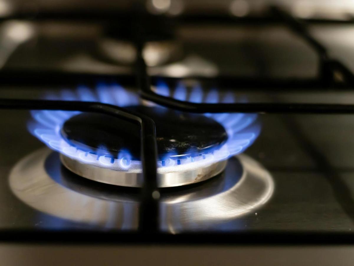 Gobierno ordena devolución en tarifas del gas cobradas desde 2023