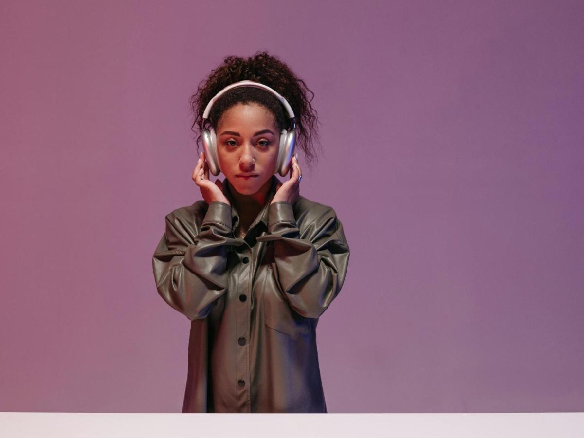 ¡Que el alto volumen y el sonido estridente no arruine tu oído!