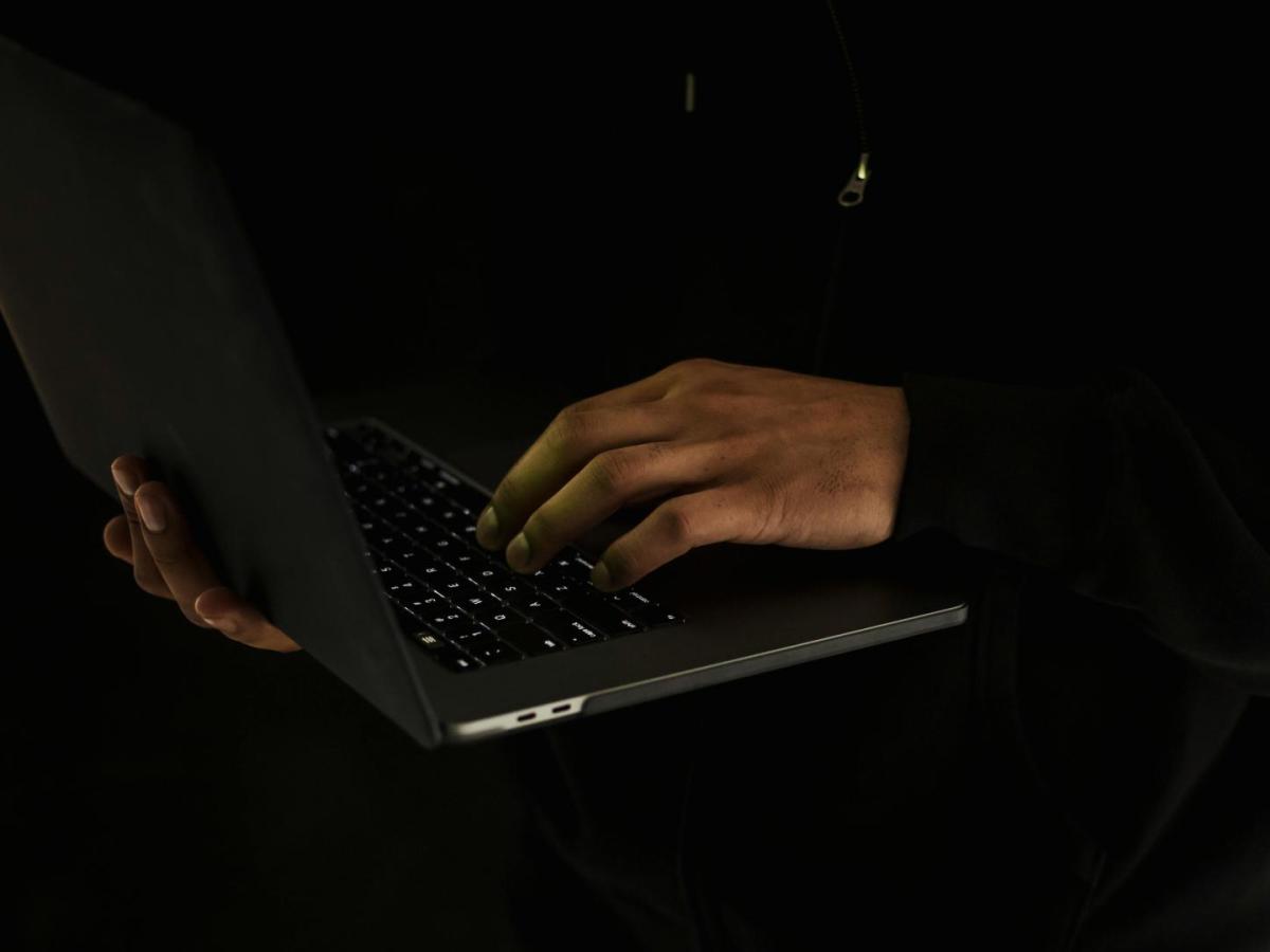 ¿Sabes cómo identificar una cuenta falsa en X? ¡Toma nota!