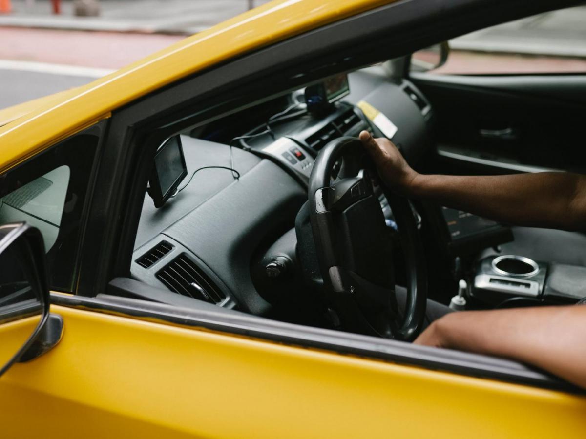 Relatos amarillos: historias de taxistas con sus celulares