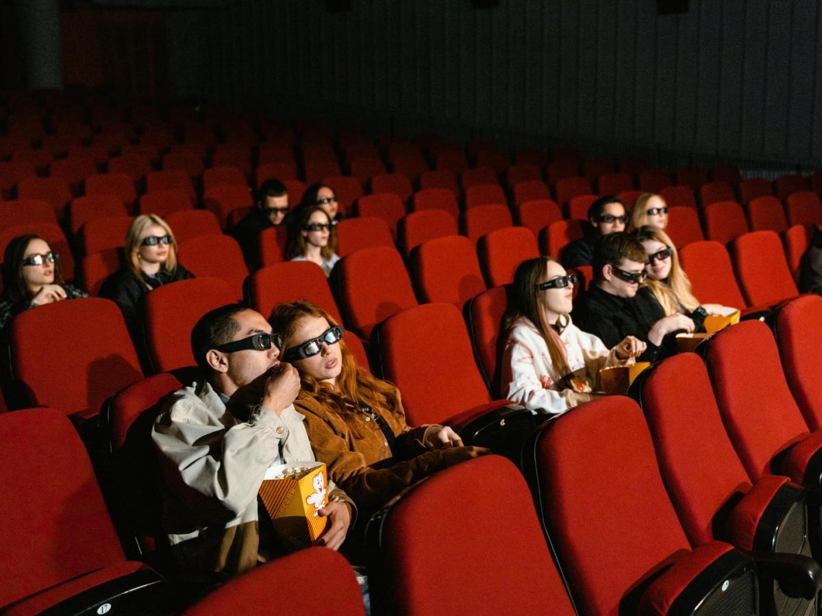 ¿Qué beneficios tiene ir al cine? ¿Por qué es mejor ir al cine? 