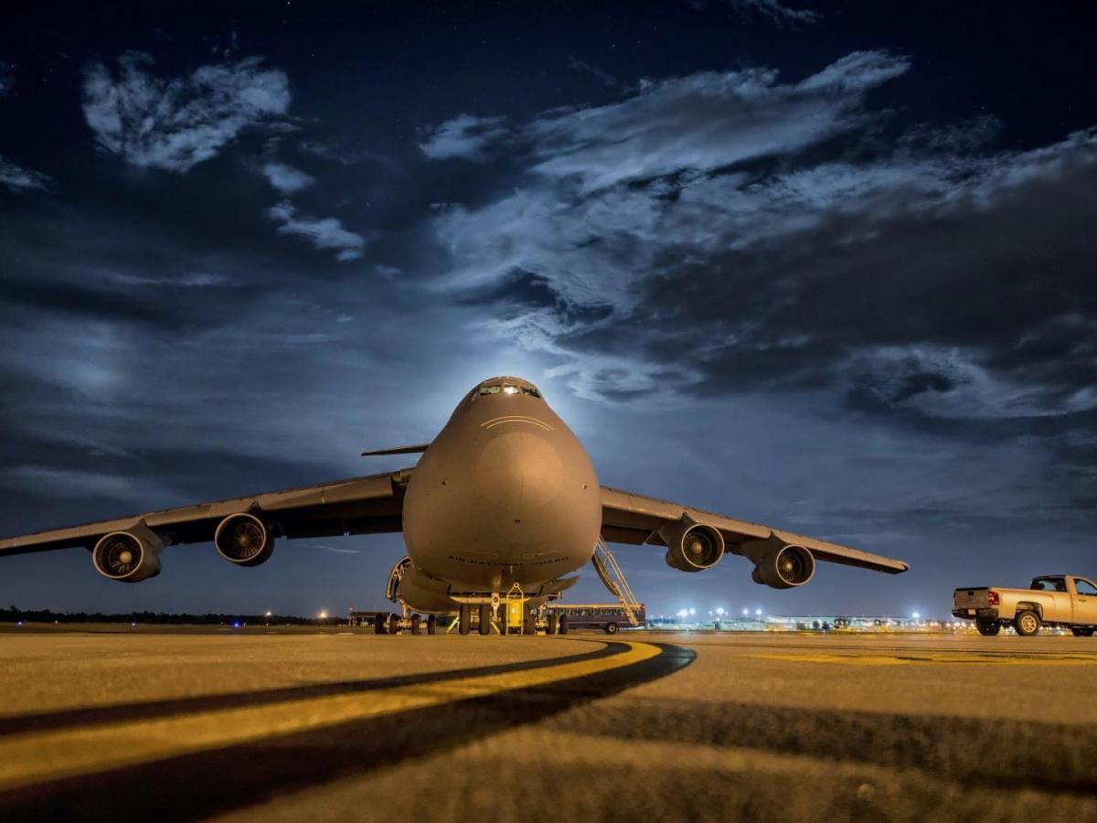 Cae avión con 132 personas a bordo en el sur de China 