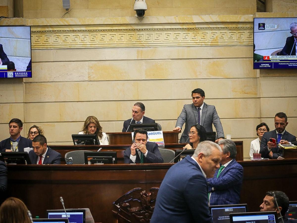 Senado suspende debate de reforma laboral por Miguel Uribe; 12 artículos pendientes