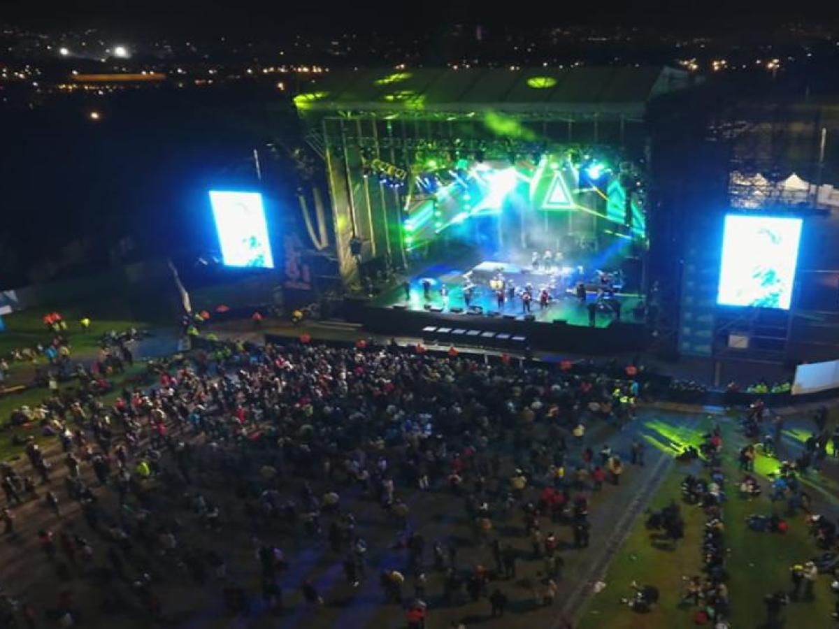 Imagen nocturna de un concierto masivo en el Parque Simón Bolívar