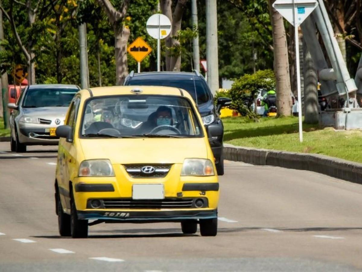 Gobierno ofrece dinero para renovar taxis eléctricos en Colombia