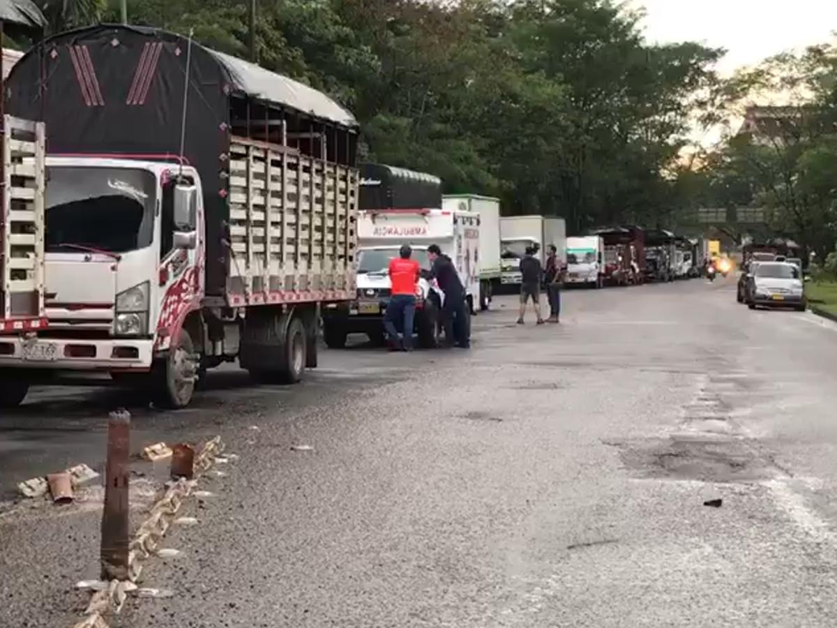 Cierre total de la vía al Llano por caída de material | Últimas noticias