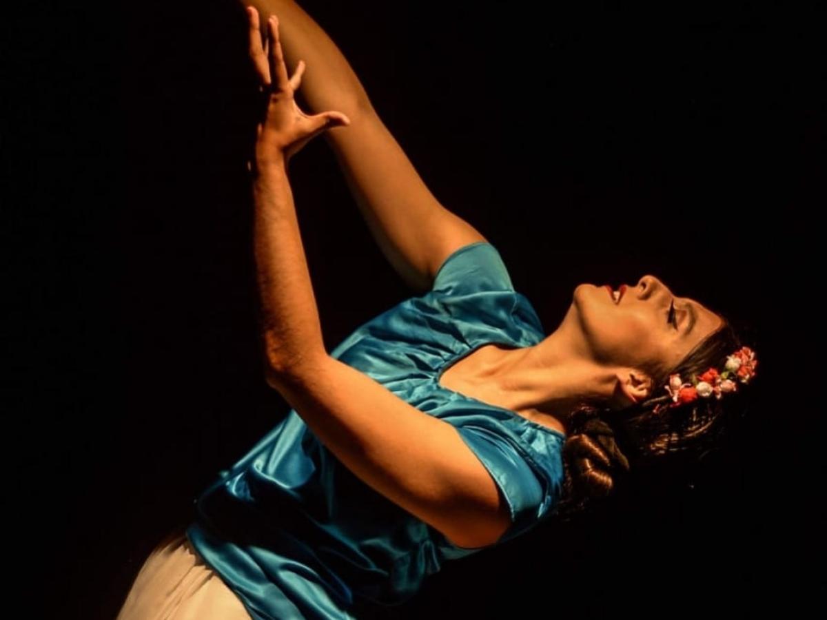 La artista bogotana transforma el concierto en una experiencia sensorial donde voz, movimiento y ritual dialogan, inspirada en su investigación artística llamada Cuerpo Fónico.