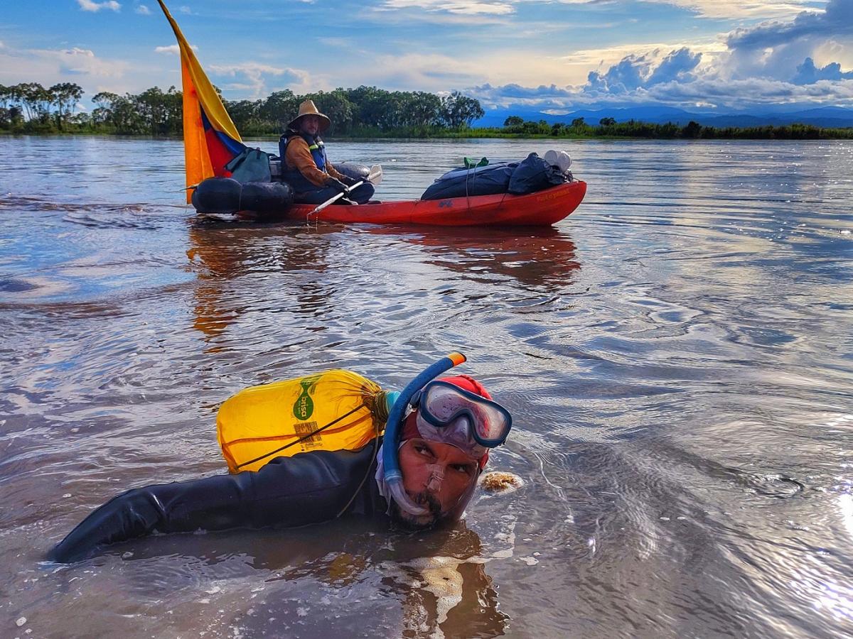 ‘Frailejón’, el hombre que nada por el Magdalena contra el fracking
