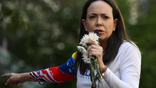 La líder de la oposición venezolana, María Corina Machado, se dirige a sus seguidores durante una protesta convocada por la oposición en la víspera de la toma de posesión presidencial, en Caracas.