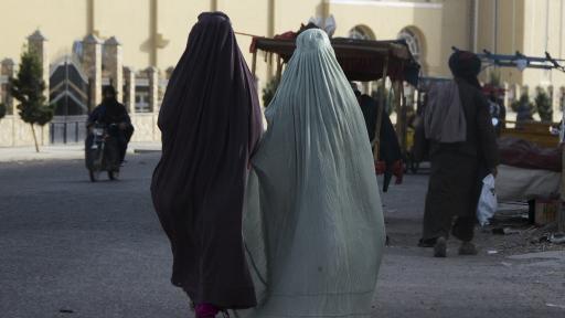 Talibán ordena a las mujeres afganas a usar burka