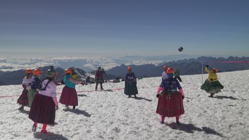 Mujeres originarias bolivianas escalan los Andes