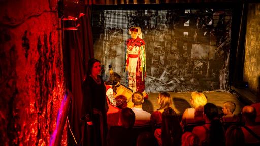 Teatro de Mikolaiv, Ucrania, renace en un refugio subterráneo