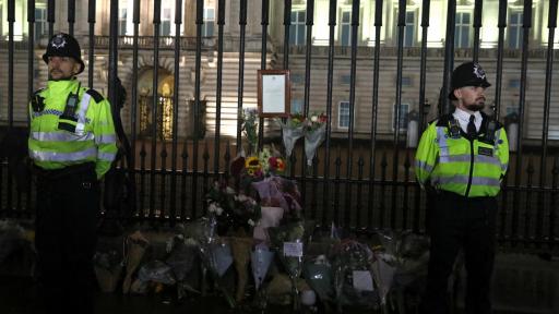 Lágrimas y silencio frente al palacio de Buckingham por la reina Isabel II