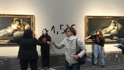 Activistas pegan sus manos al marco de pinturas de Goya en Madrid