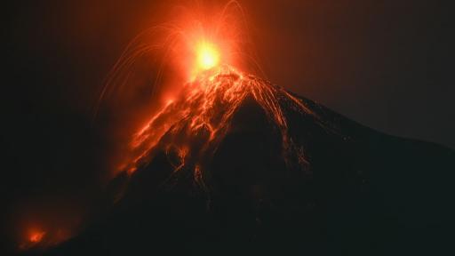 Erupción de volcán de Fuego obliga al cierre del principal aeropuerto de Guatemala