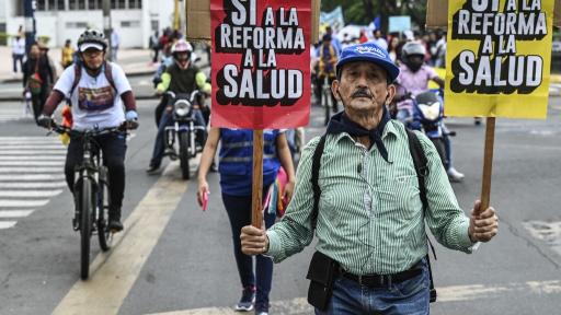 Ciudadanos salen a las calles para respaldar reformas sociales en Colombia