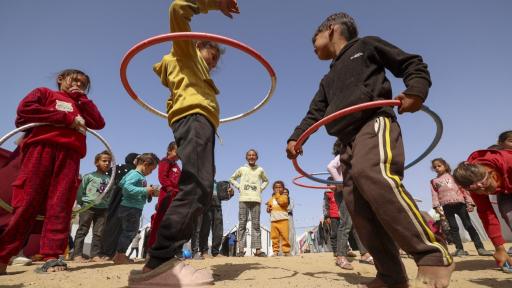 Payasos y acróbatas arrancan una sonrisa a los niños de la Franja de Gaza