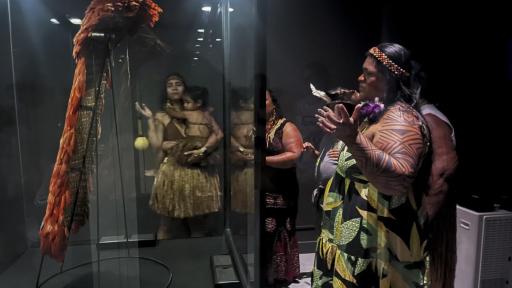 Brasil: indígenas Tupinambá recuperan manto sagrado 